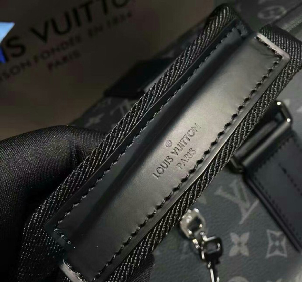 ルイヴィトン モノグラム スーパーコピーエクリプス キャンバス キーポルヴォワヤージュ M43038